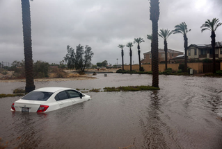 加利福尼亚州汽车淹水